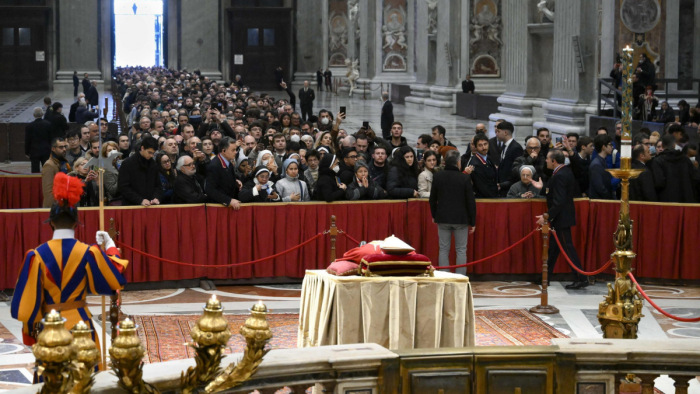 Kiderült, hogyan és kiknek a részvételével temetik XVI. Benedek nyugalmazott pápát