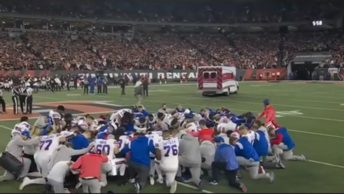 Dráma a pályán: meccs közben esett össze az NFL-játékos, a pályán élesztették újra - videó