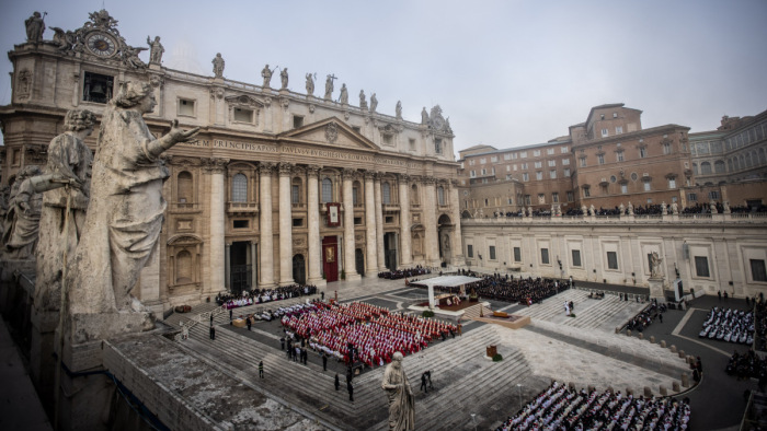 Pápának kijáró ceremóniával vettek végső búcsút XVI. Benedektől – galéria, videó
