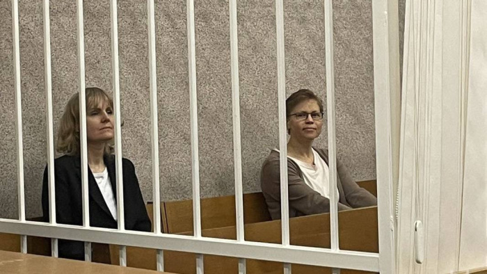 Független újságírókat állítottak bíróság elé Fehéroroszországban
