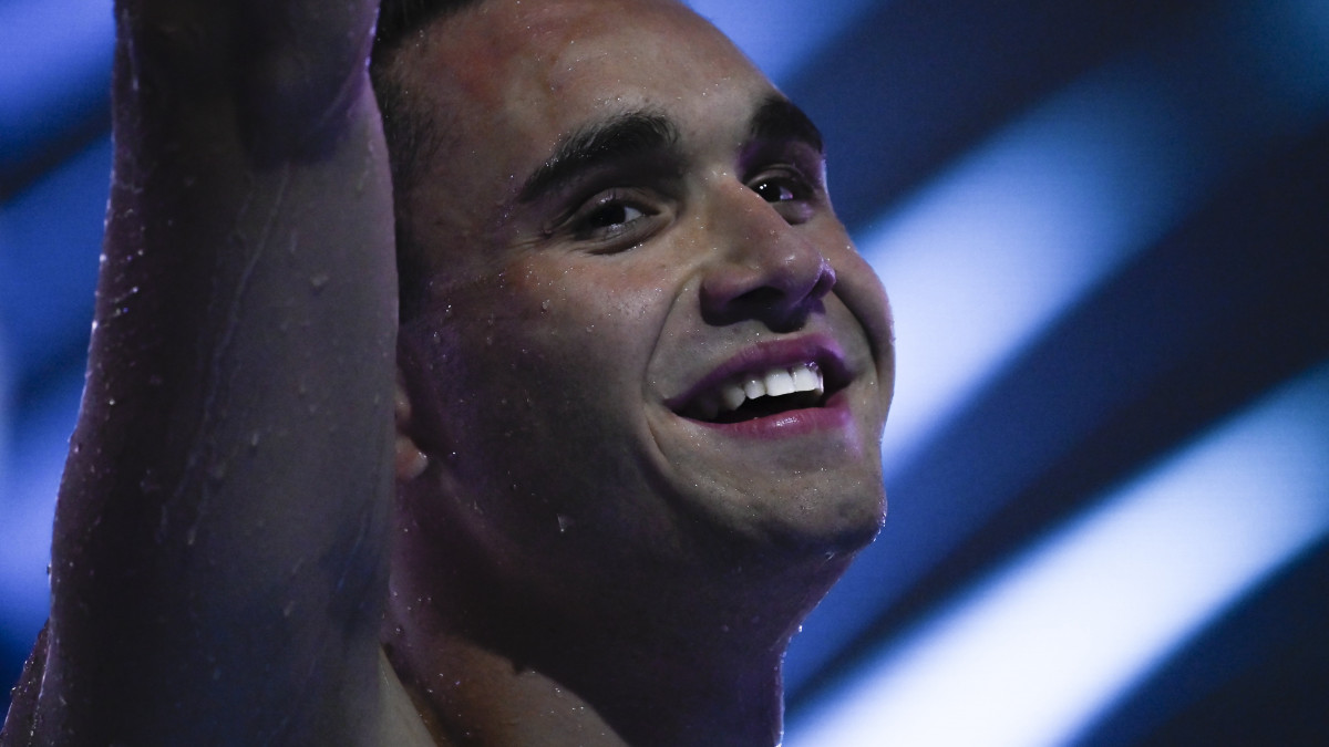 A győztes Milák Kristóf a férfi 100 méteres pillangóúszás döntője után a vizes világbajnokságon a Duna Arénában 2022. június 24-én.