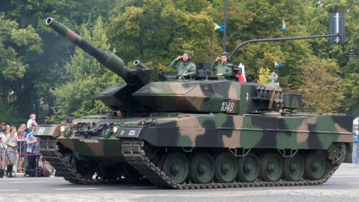 Nagy lépésre szánta el magát Lengyelország a harckocsiszállítások terén