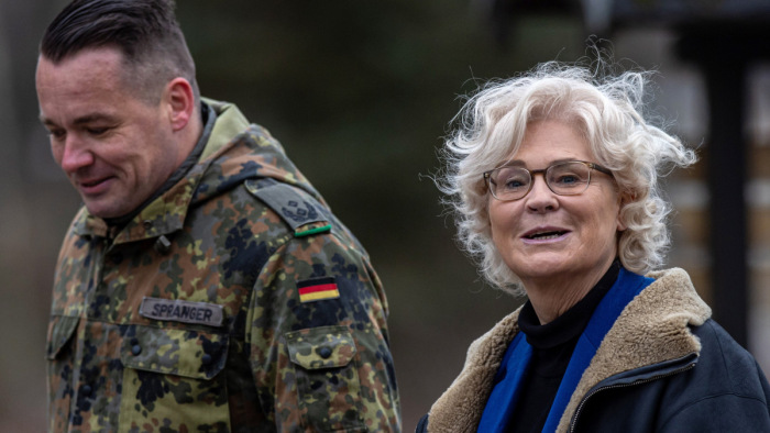 Lemondott a német védelmi miniszter