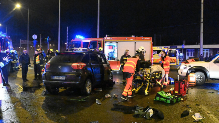 Döbbentes képek az éjszakai budapesti halálos balesetről - fotók