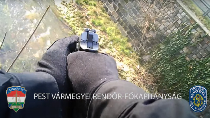 Fegyverrel a kézben üldözték a rendőrök a menekülő férfit – képek, videó