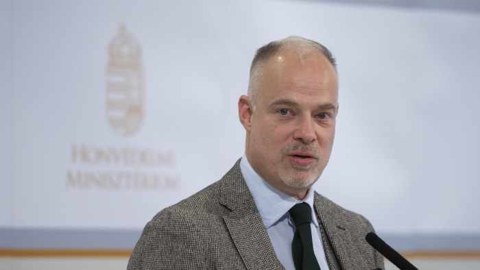 A honvédelmi miniszter nagyon büszke Magyarország új fegyverére