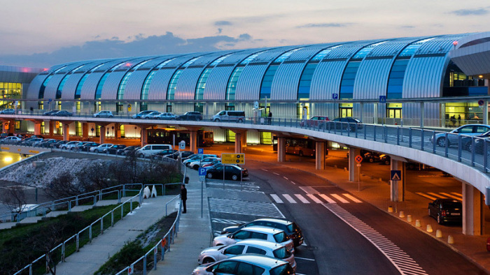 Zokogó utasok a ferihegyi repülőtéren, másfél napja nem indul a gépük