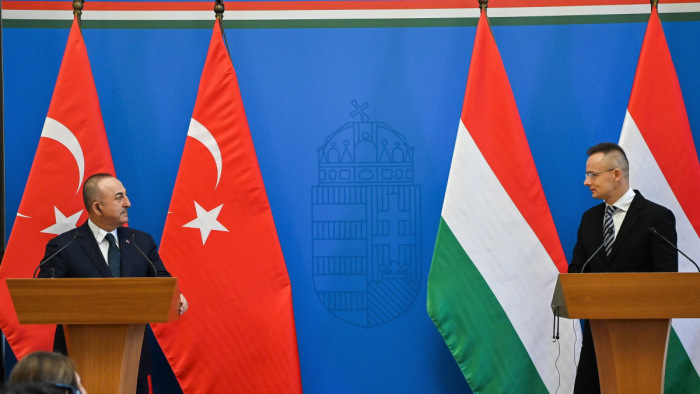Szijjártó Péter: tíztonnányi segélyszállítmány érkezett Magyarországról Törökországba