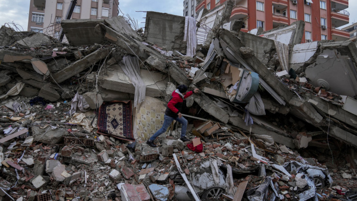 Földrengés - Túl a 20 ezren a halálos áldozatok száma