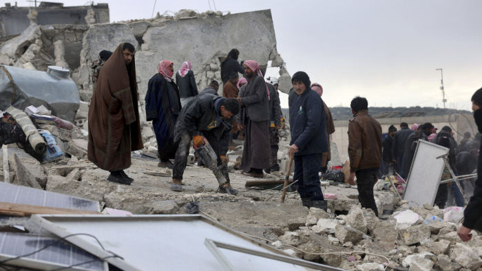 Szíria földrengés sújtotta részén a törökországinál is drámaibb a helyzet