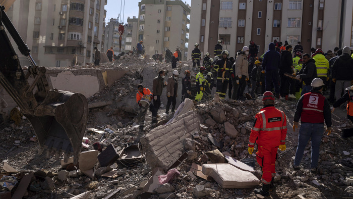 Percről percre fogy az idő – a magyar máltai mentőcsapat Szíriában ma négy túlélőt talált