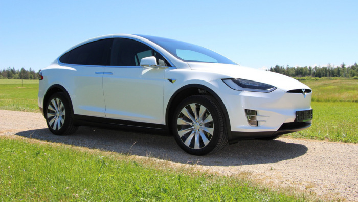 Leértékelte autóit a Tesla
