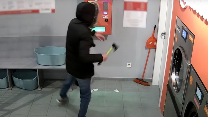 Fejszével próbált feltörni egy fizetőautomatát egy férfi Kőbányán  – videó