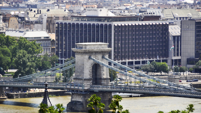 Bontani kezdték Budapest egyik ikonikus belvárosi szállodáját