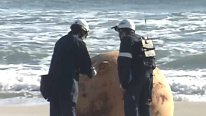 Rejtélyes gömb a tengerparton, felbolydult Japán - videó