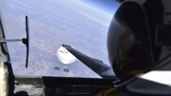 Itt az első közeli fotó az Amerika felett repülő kínai léggömbről