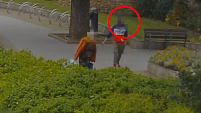 A templom ajtajához szorította az idős nőt és letépte a nyakláncát – videó