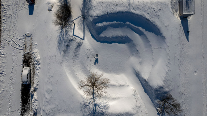 Kidőlt fák és havazás nehezíti a közlekedést Erdélyben