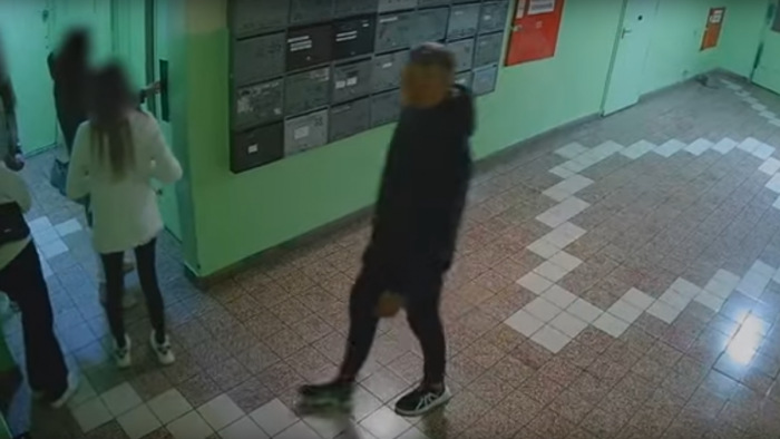 Négy lány kirugdosta a liftből a szatírt Kőbányán - videó