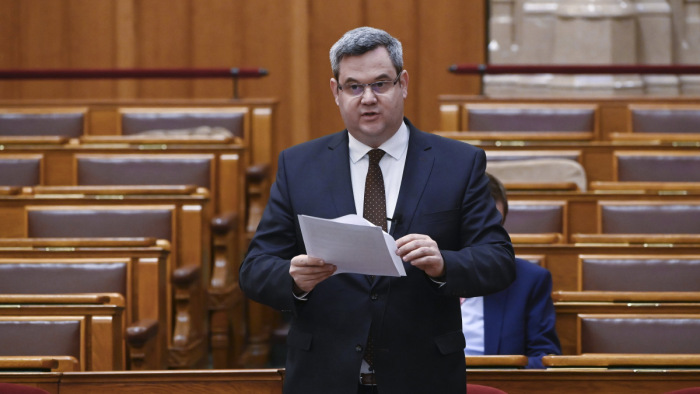 A Fidesz hatalommal való visszaéléssel vádolja a MOK-ot, az ellenzék szerint hazugság az érvelés