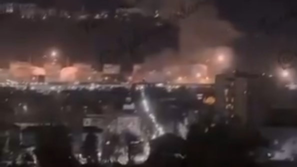 Tűz az oroszországi Tuapsze városában lévő olajfinomítóban. Forrás:Twitter/Filip Horký