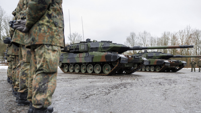 Egy hónapos gyorstalpaló után vihetik az ukrán katonák a német Leopardokat
