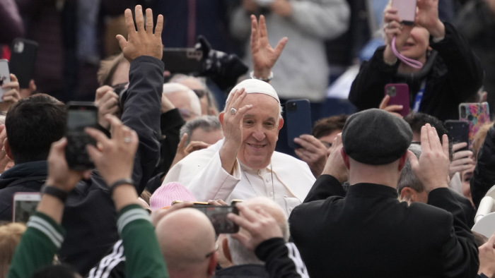 A pápa belebegtette a cölibátus eltörlését, és a melegekről is beszélt
