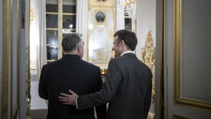 Már hétfőn este tárgyalt este egymással Orbán Viktor és Emmanuel Macron