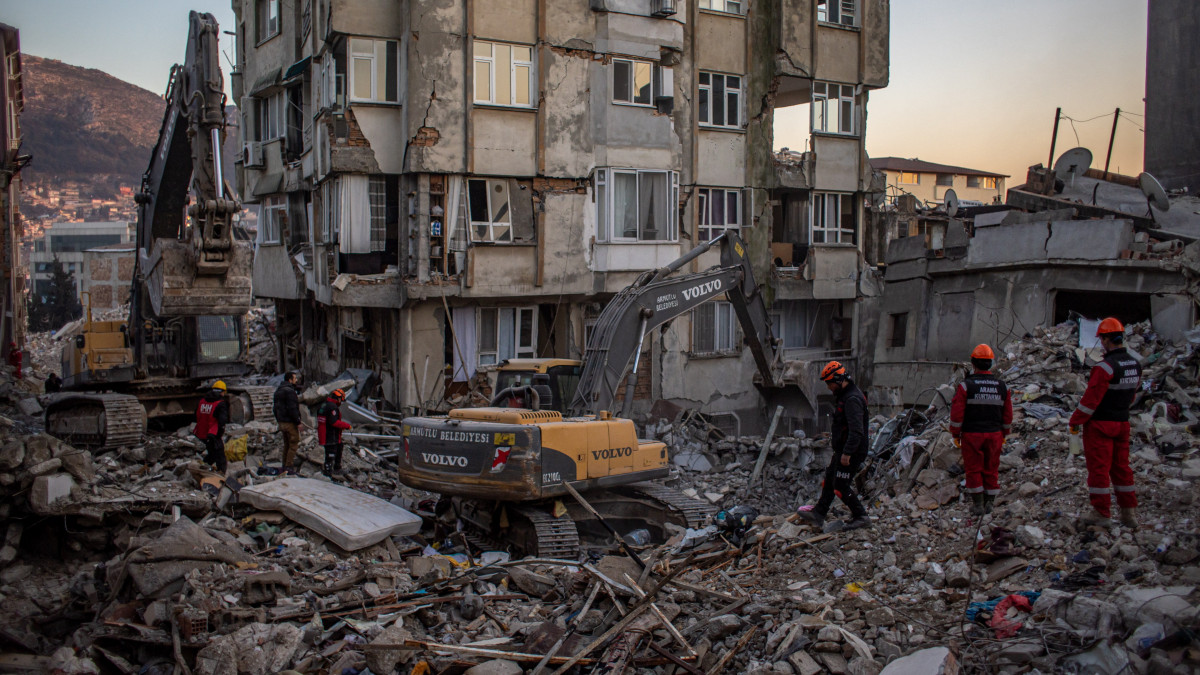Áldozatok holttestét keresik mentők a törökországi Hatayban 2023. február 17-én, tizenegy nappal a Dél-Törökországot és Észak-Szíriát sújtó 7,7-es és 7,6-es erősségű két földrengés után. A természeti katasztrófa halálos áldozatainak száma meghaladja a 42 ezret.