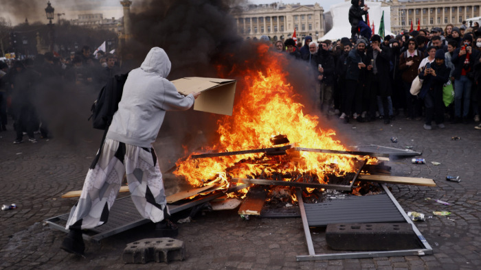 Lángba borították Párizs utcáit a tüntetők – videó