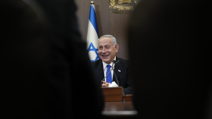 Benjámin Netanjahu elhalasztotta a nagy indulatokat gerjesztő törvénymódosítást
