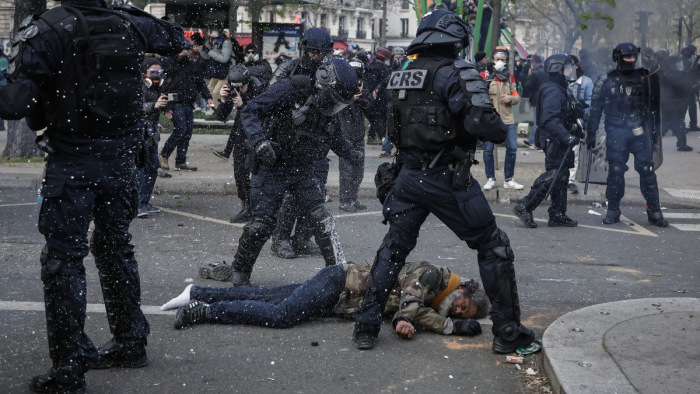 Az utcai tüntetések miatt 13 ezer rendfenntartót mozgósítanak Franciaországban - a nap hírei