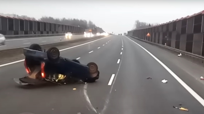 Ezt az óvatlan mozdulatot kerülje mindenki az autópályán - videó