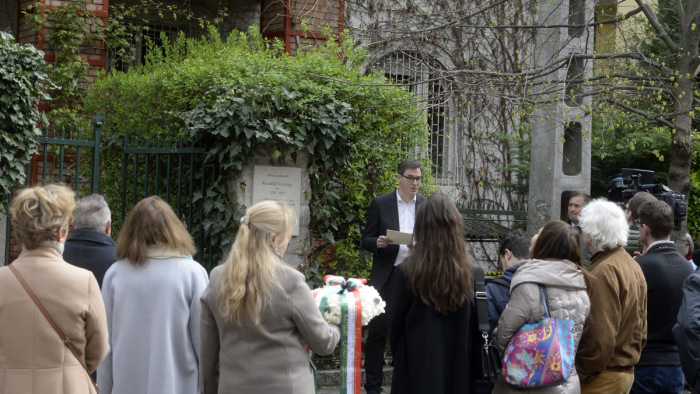 Emléktáblát avattak Konrád György tiszteletére Pasaréten – fotók