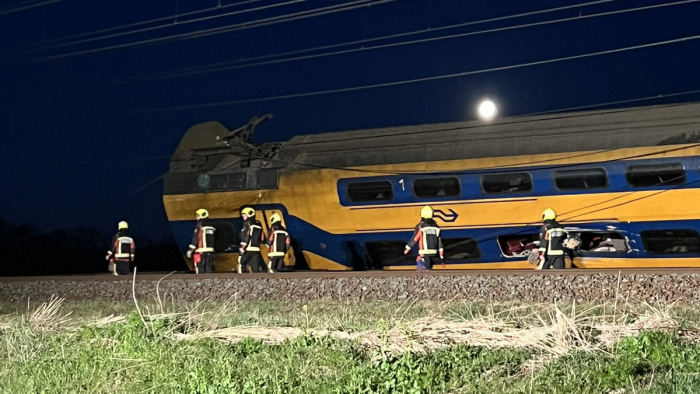 Vonatbaleset Hollandiában: daruval ütközött a szerelvény, halálos áldozat is van - fotók, videó
