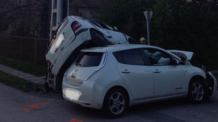 Egy elektromos autón landolt a kocsi az ütközés után – képek