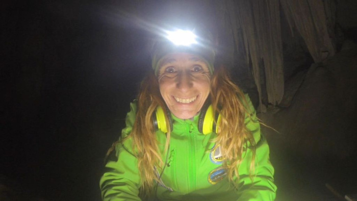 Ötszáz nap után bújt elő barlangi magányából egy spanyol nő – videók