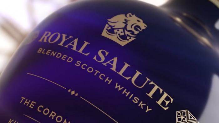 Különleges, kékben pompázó whisky készül Károly koronázására – videó