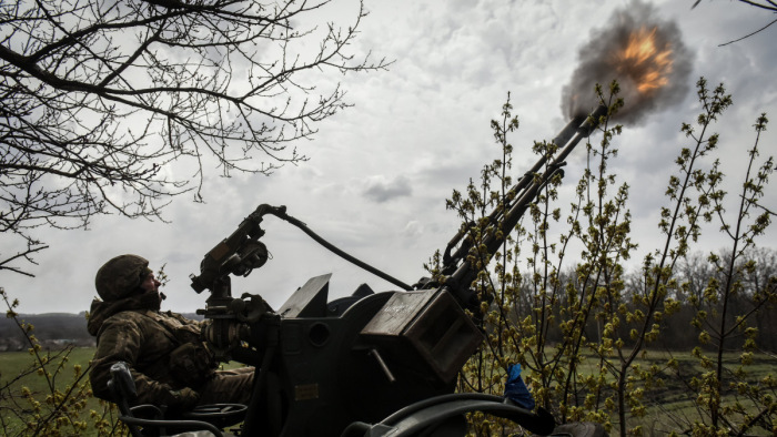 Ukrán tüzérségi csapás kapott telibe egy kisbuszt az oroszok szerint