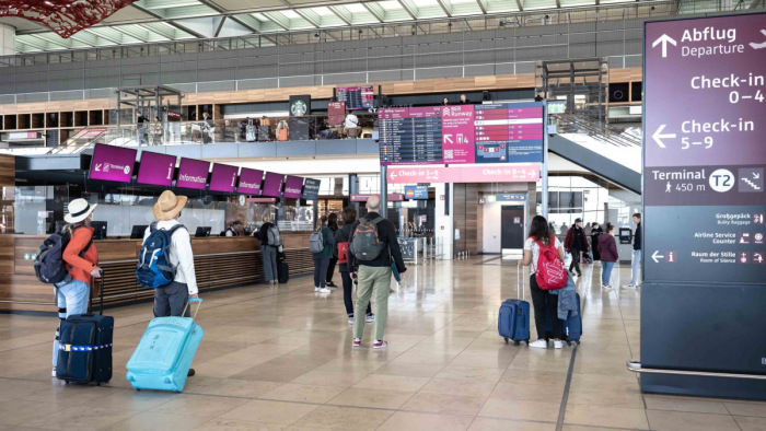 Tart a sztrájk a berlini reptéren, a magyar légiforgalmat is érinti