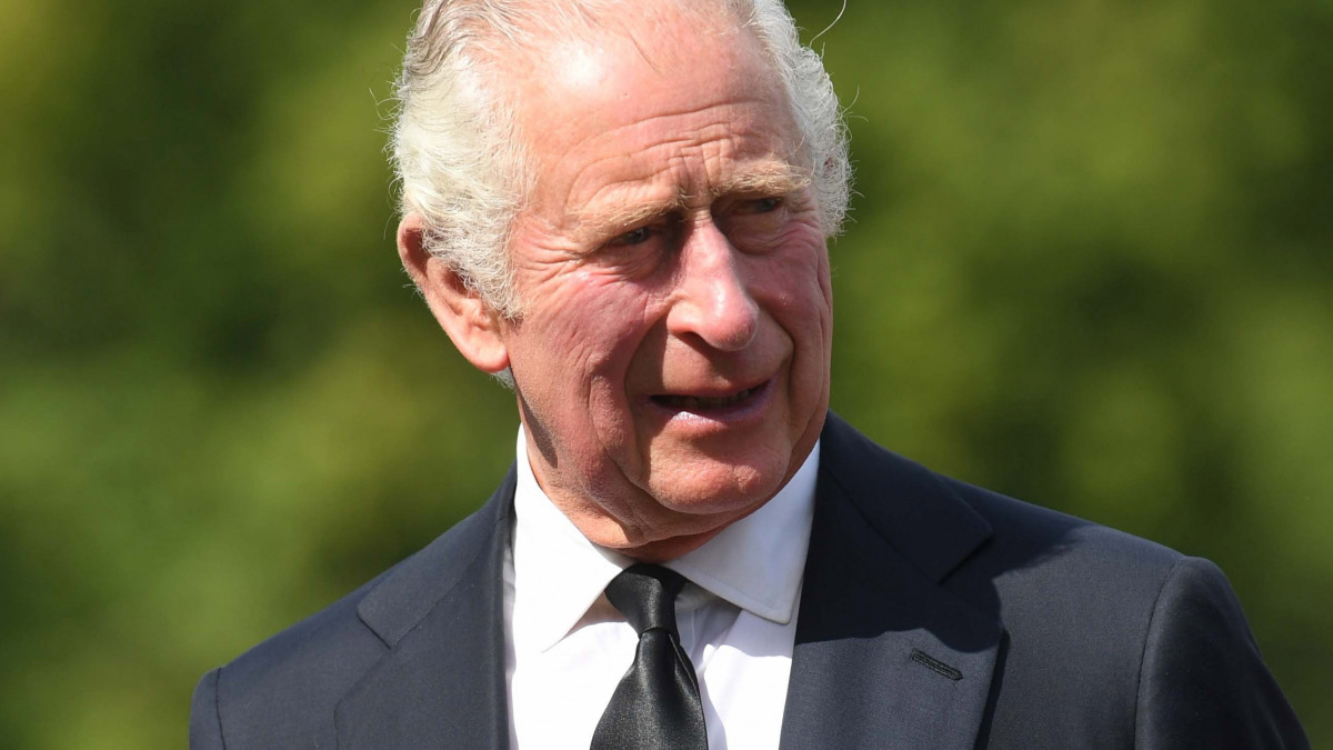 III. Károly brit király a londoni uralkodói rezidenciához, a Buckingham-palotához érkezik 2022. szeptember 9-én. Károly édesanyja, II. Erzsébet királynő az előző nap, 96 éves korában, uralkodásának 71. évében elhunyt.