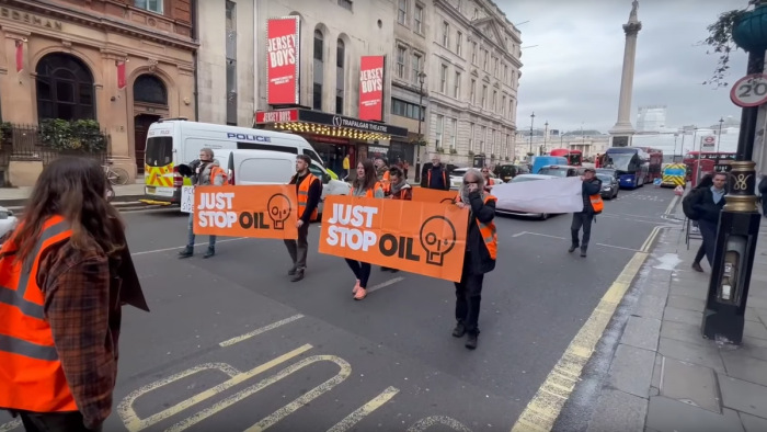 Elveszett a sofőrök türelme a klímaaktivisták akciói miatt Londonban - videók