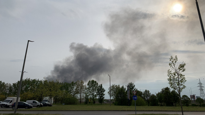 Autóroncsok égnek nagy füsttel Budapesten – fotók