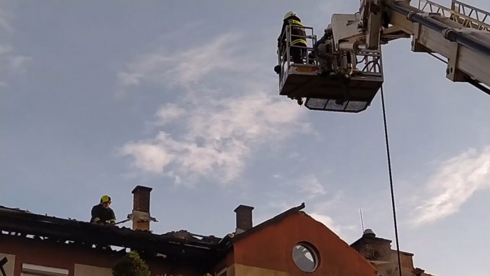 A földszintről indult a tűz, a 4. emeleti tetőteret is oltani kellett - videó