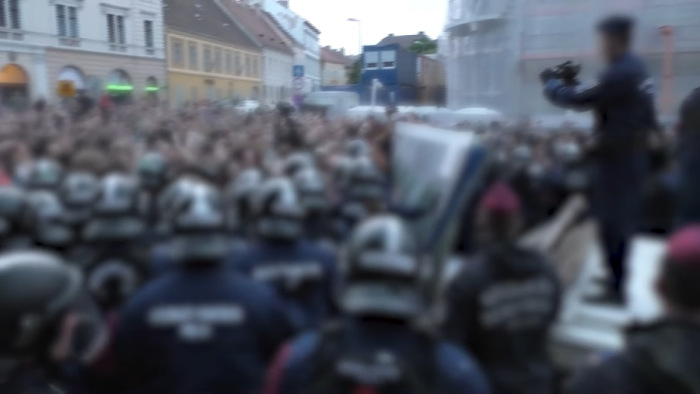 Rendőrségi felvételen a tüntetés és a Karmelita előtti kordonbontás - videó, képek