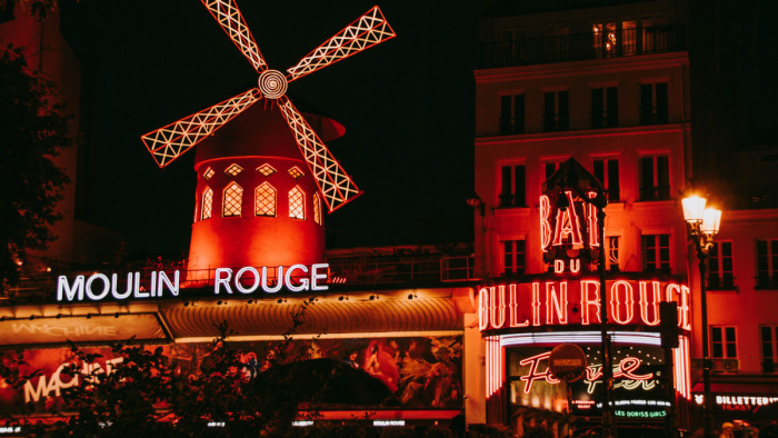 Nem lesz többé kígyókkal medencézés a Moulin Rouge-ban