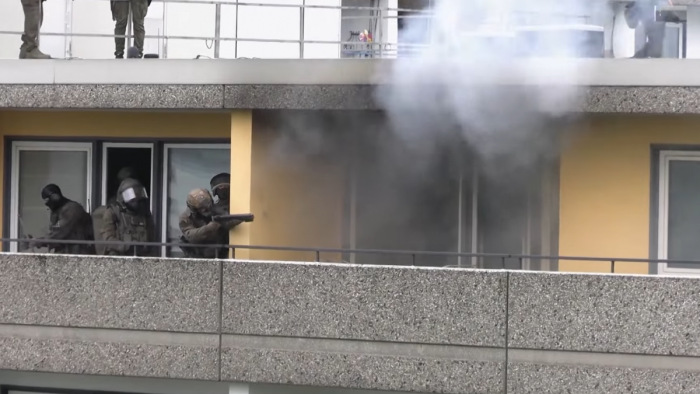 Kivonultak a rendőrök és a tűzoltók, robbantással fogadták őket - videó