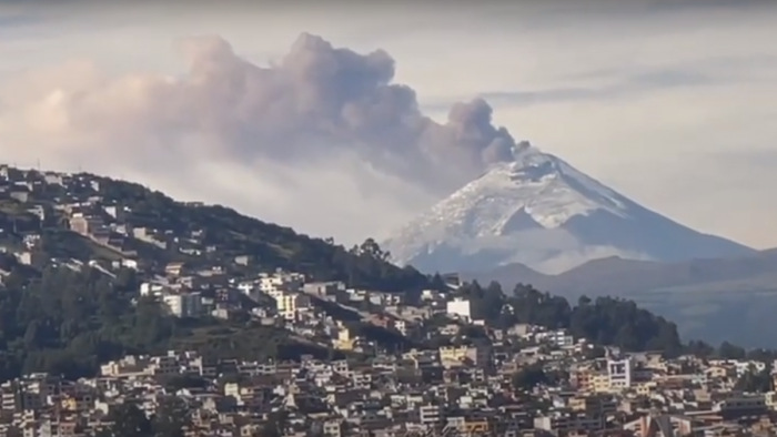 Vészjóslóan füstöl egy híres vulkán - videó