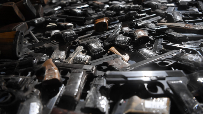 Megdöbbentő mennyiségű fegyvert szolgáltattak be Szerbiában