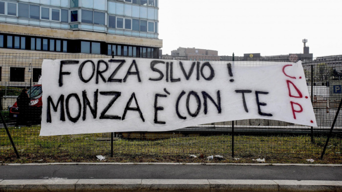 Másfél hónap után kiengedték a kórházból Silvio Berlusconit